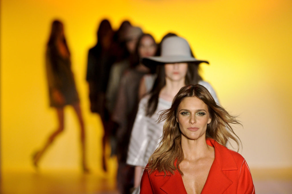 Santander, SPFW e Garena anunciam desfile inédito na semana da moda